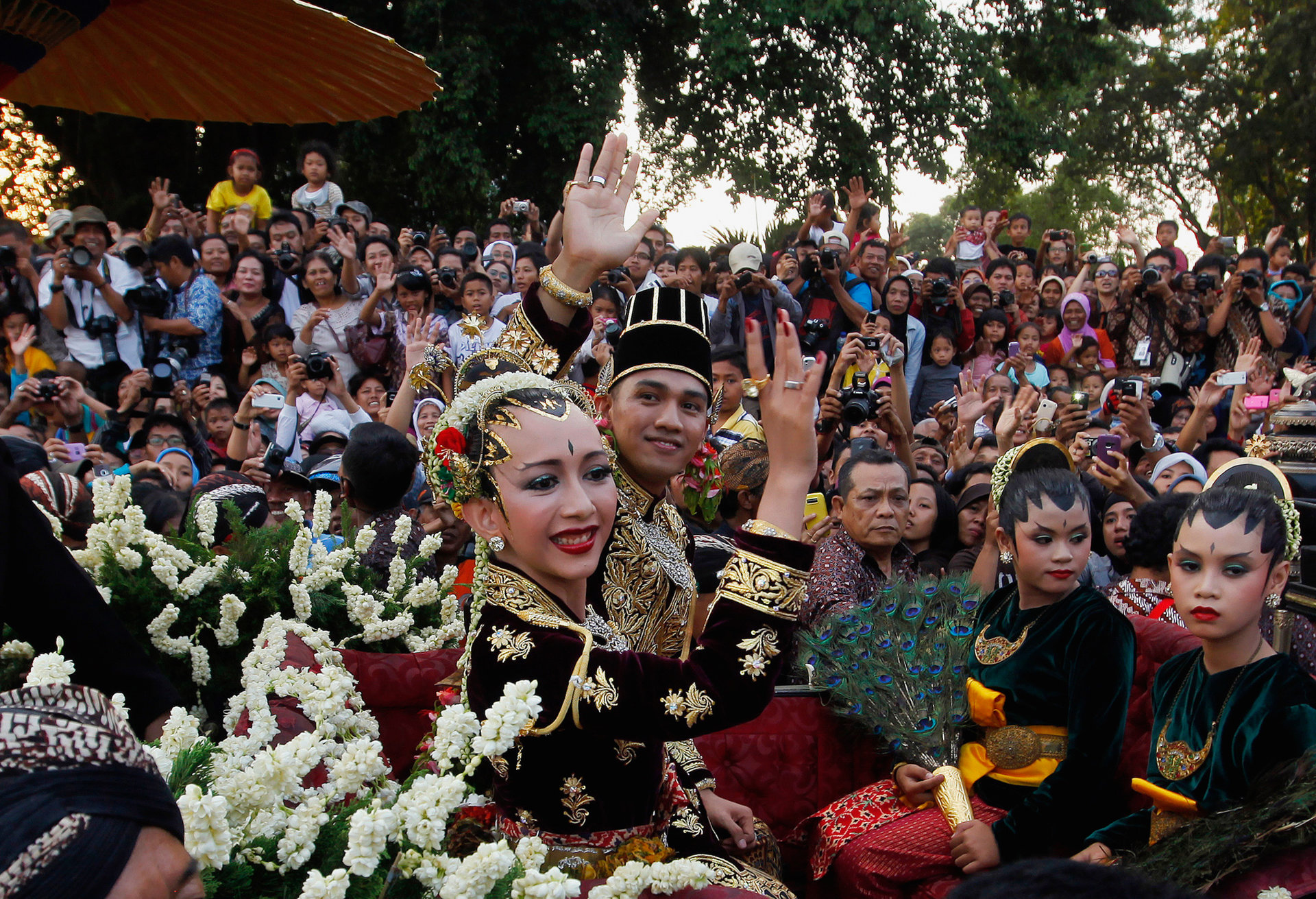 29 საქორწილო ტრადიცია სხვადასხვა ქვეყნიდან - როგორ გამოიყურებიან პატარძლები ტრადიციულ კაბებში
